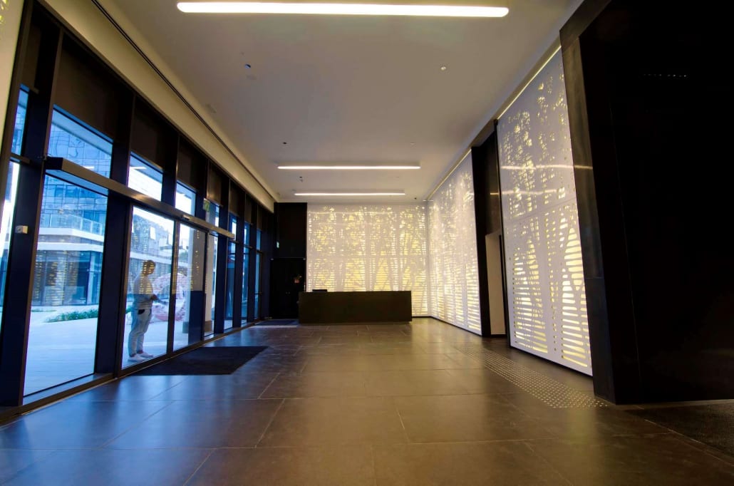 כניסה לבניין משרדים שנבנה על ידי סופרין